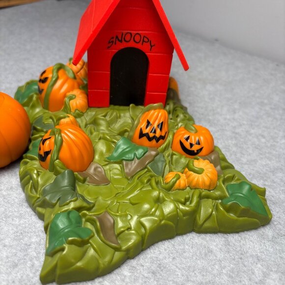 Vintage Peanuts Snoopy Halloween Doghouse Pumpkin Patch Display Figurine 2002 - Picture 2 of 13